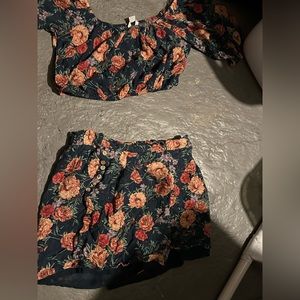 Two Piece American Eagle Floral Outfit. Size Medium.